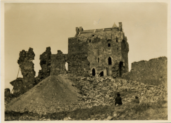 Lavori di restauro all'Eilean Donan Castle, fotografia databile 1920-1930 (Fonte: https://eileandonan.wordpress.com/2011/03/19/reconstruction-photographs-discovery/)