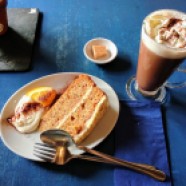 Il pranzo alla tearoom: fetta di torta di carote e cioccolata calda con panna!