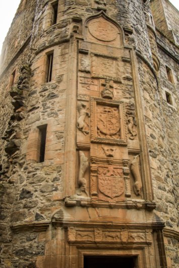 L'incisione sopra alla porta d'accesso al castello