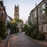 Scoprire Edimburgo: le 5 strade più pittoresche (e instagrammabili) della capitale scozzese